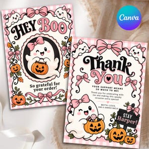 Puede incluir: Dos tarjetas rectangulares con borde de cuadros vichy rosa y blanco, ilustraciones de fantasmas blancos con lazos rosas y calabazas naranjas. La primera tarjeta dice HEY BOO y So grateful for your order. La segunda dice Thank You y STAY HARPER.