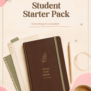 Op de afbeelding: Een donkerbruin notitieboek met een elastische band, een potlood en losse vellen papier. De kaft van het notitieboek bevat een gouden bladillustratie en de tekst "FOCUS PLAN GROW". De afbeelding bevat de tekst "Student Starter Pack" en "Everything for a student" met decoratieve roze en beige accenten.