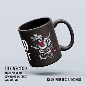 Può includere: Tazza marrone scuro da 15 oz con una grafica di un serpente con cappello da cowboy e bandana rossa, avvolto attorno a spade incrociate. La tazza ha il testo bianco "D T". La tazza misura 23 x 10 cm.