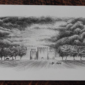 Puede incluir: Un dibujo en blanco y negro a pluma y tinta de un castillo con una hilera de &aacute;rboles a cada lado. El castillo est&aacute; en la distancia y los &aacute;rboles est&aacute;n en primer plano. El cielo est&aacute; lleno de nubes.