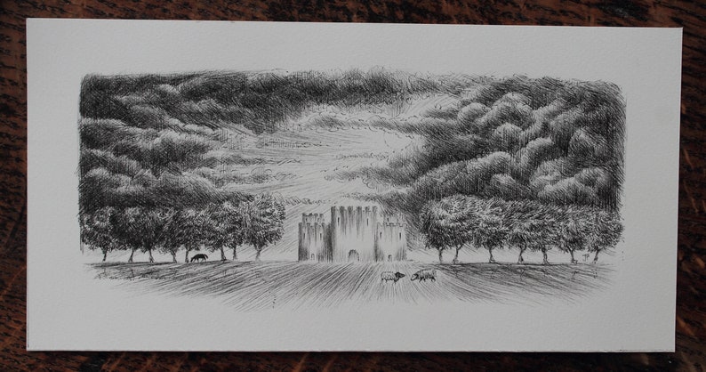 Puede incluir: Un dibujo en blanco y negro a pluma y tinta de un castillo con una hilera de &aacute;rboles a cada lado. El castillo est&aacute; en la distancia y los &aacute;rboles est&aacute;n en primer plano. El cielo est&aacute; lleno de nubes.