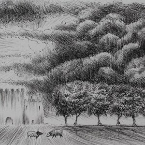Puede incluir: Un dibujo en blanco y negro a pluma y tinta de un castillo con una hilera de &aacute;rboles en primer plano y un cielo nublado en el fondo.
