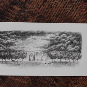 Puede incluir: Un dibujo a l&aacute;piz en blanco y negro de un castillo en la distancia con &aacute;rboles en primer plano y un cielo nublado.