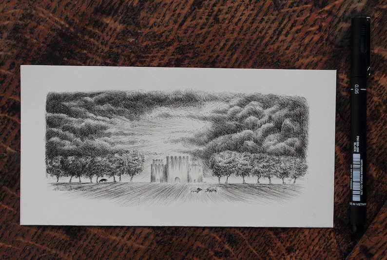 Puede incluir: Un dibujo a l&aacute;piz en blanco y negro de un castillo en la distancia con &aacute;rboles en primer plano y un cielo nublado.