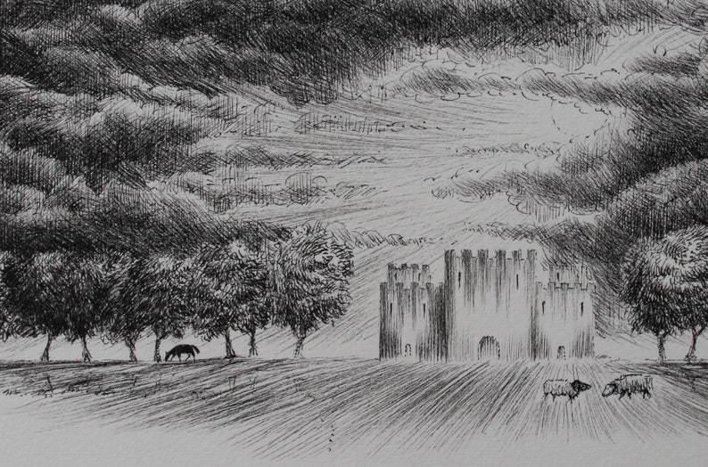 Puede incluir: Un dibujo en blanco y negro a pluma y tinta de un castillo en la distancia con un caballo y ovejas en primer plano. El cielo est&aacute; lleno de nubes.