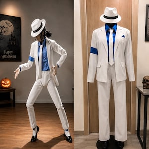 以下が含まれることがあります： 青いシャツとネクタイ、白いフェドラハット、青いアームバンドが付いた白いスーツ。マネキンに展示され、人が着用しています。この衣装は、有名なパフォーマーの象徴的なスタイルを彷彿とさせます。