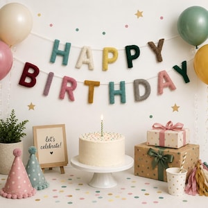 Può includere: Uno striscione di lettere in feltro che compone HAPPY BIRTHDAY in vari colori, una torta bianca con una candela su un supporto, due cappellini da festa, due regali incartati, un cartello con scritto let's celebrate e palloncini color crema, verde salvia e giallo.