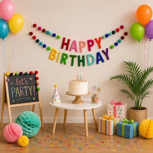 Può includere: Una scena di compleanno festosa con palloncini colorati, una torta e uno striscione "Happy Birthday". Una lavagna dice "Let's PARTY!" con una palla di carta a nido d'ape e regali confezionati. La scena è decorata con coriandoli.