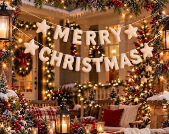 以下が含まれることがあります： MERRY CHRISTMASと綴られた白いフェルトのバナーと星の飾りが、常緑樹のガーランド、赤い実、松ぼっくり、温かいイルミネーションで飾られたポーチに掛けられています。木製のテーブルにはランタンとチェック柄の布が置かれています。