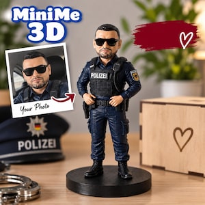 Pode incluir: Uma estatueta bobblehead personalizada representando um policial em uniforme azul escuro com colete tático com a inscrição POLIZEI, óculos de sol pretos e barba, sobre uma base preta redonda, com uma foto de referência e o texto MiniMe 3D.