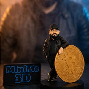 Peut inclure: Une figurine 3D représentant une personne barbu portant une casquette, une veste et un pantalon noirs, appuyée contre une grande pièce Bitcoin dorée sur un socle circulaire. À côté se trouve un panneau rectangulaire noir avec le texte bleu MiniMe 3D.