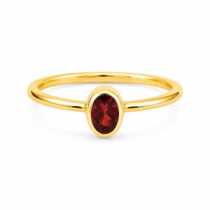 Anillo minimalista de granate en plata de ley 925, anillo ovalado con engaste de granate, anillo de piedra natal de enero, delicada joya apilable.