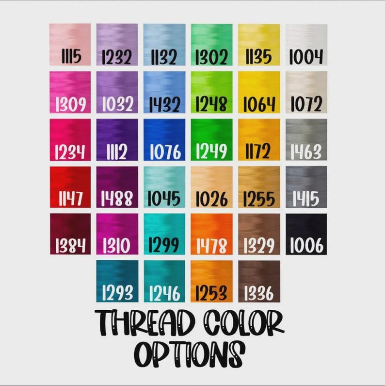Op de afbeelding: Een kleurenkaart met garenkleuropties. De kaart toont een raster van verschillende garenkleuren, elk gemarkeerd met een uniek nummer. De tekst "THREAD COLOR OPTIONS" wordt onderaan in een vetgedrukte, zwarte letter weergegeven.