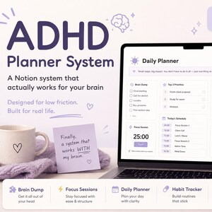 Op de afbeelding: Een laptop toont een Notion-sjabloon voor een ADHD-plannersysteem. Het scherm toont een dagelijkse planner-interface met secties voor taken, planning en gewoonten. Een mok met een hart en een plakbriefje met tekst liggen op de tafel. De tekst luidt: ADHD Planner System.