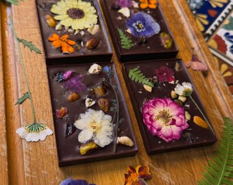 Tavoletta di cioccolato fondente biologico con fiori edibili, noci, datteri e sale marino – Un dolce ispirato alla preghiera.