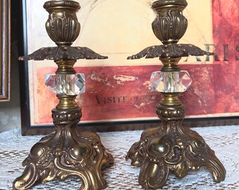 Candelabros de latón y cristal, par, estilo rococó, portavelas cónicos con motivos vegetales, vintage.
