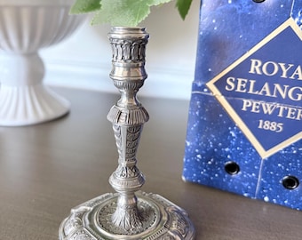 Zabytkowy świecznik Royal Selangor Pewter z ozdobnym, szczegółowym wzorem, około lat 80. XX wieku, w oryginalnym pudełku