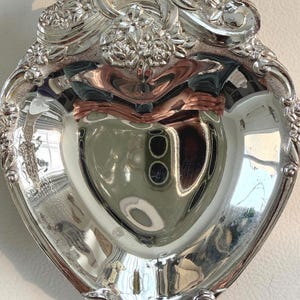 Juego de 4 bomboneras vintage de plata con forma de corazón / Bandejas para bombones con relieve floral de mediados de siglo