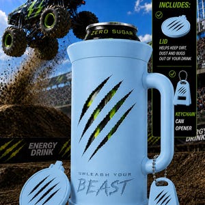 Puede incluir: Un enfriador de latas aislado de color azul claro con asa, que presenta un dise&ntilde;o de marcas de garras, el texto "UNLEASH YOUR BEAST", una tapa circular a juego y un abridor de latas tipo llavero con forma de garra. Se ve la parte superior de una lata negra.