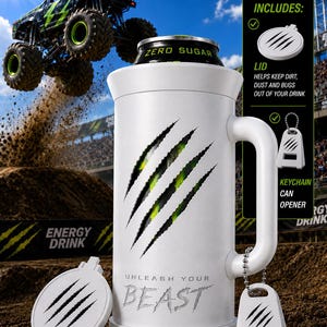 Puede incluir: Un enfriador de latas cil&iacute;ndrico blanco con asa, que presenta un gr&aacute;fico de marcas de garras negras que revelan verde debajo y el texto UNLEASH YOUR BEAST. Incluye una tapa circular blanca a juego y un llavero abrelatas con marcas de garras.