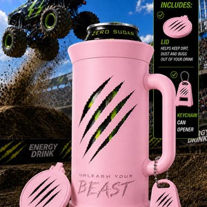 Puede incluir: Un soporte para latas de color rosa claro con asa, que presenta un recorte de marcas de garras que revela una lata verde y negra en el interior. El texto UNLEASH YOUR BEAST est&aacute; impreso en el frente. Incluye una tapa rosa y un llavero abrelatas.