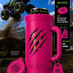Puede incluir: Un enfriador de latas aislado de color rosa brillante con asa, que presenta un recorte en forma de marcas de garras que revela una lata de bebida energ&eacute;tica verde y negra. El texto UNLEASH YOUR BEAST est&aacute; grabado. Incluye tapa rosa y un llavero abrelatas.