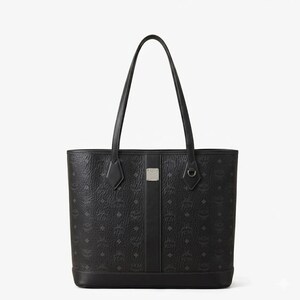 Puede incluir: Bolso tote negro con estampado de logotipo en relieve. Cuenta con un panel central vertical con una placa con el logotipo plateado y un peque&ntilde;o detalle de anillo met&aacute;lico. Incluye dos asas superiores.