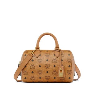 Könnte beinhalten: Eine braune Lederhandtasche mit einem sich wiederholenden "MCM"-Logo-Muster und einem goldfarbenen Vorhängeschloss-Anhänger. Die Tasche hat einen oberen Griff und einen abnehmbaren Schultergurt. Die Tasche ist etwa 25 cm lang.