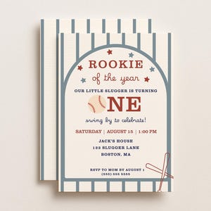 Puede incluir: Una tarjeta de invitación para el primer cumpleaños con temática de béisbol, fondo crema y rayas verticales azules. El texto dice Rookie of the year, our little slugger is turning one, con una pelota de béisbol en la palabra one.