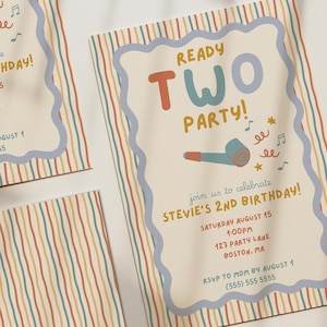 Peut inclure: Une carte d'invitation d'anniversaire avec un fond crème et des rayures verticales ondulées dans des tons rouge, bleu et jaune. Le texte indique READY TWO PARTY! join us to celebrate STEVIE'S 2ND BIRTHDAY! avec les détails et un sifflet.