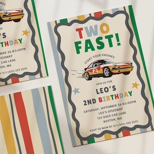 Puede incluir: Una tarjeta de invitación de cumpleaños con un gráfico de coche de carreras, el texto TWO FAST!, START YOUR ENGINES y LEO'S 2ND BIRTHDAY. El diseño incluye un borde ondulado gris oscuro, rayas verticales coloridas y detalles en un fondo crema.