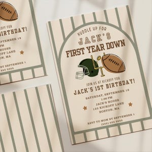 Op de afbeelding: Een crèmekleurige verjaardagsuitnodiging met een American football-thema, groene verticale strepen, een donkergroene helm, een bruine football en een gouden doelpaal. De tekst luidt: Huddle up for Jack's first year down.