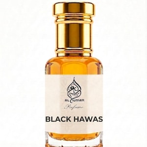 Puede incluir: Botella de perfume con tapón dorado y cuerpo de vidrio transparente. La botella contiene un líquido de color dorado. La etiqueta dice "AL UMAR Perfume" y "BLACK HAWAS". La botella tiene una base geométrica.