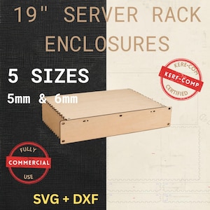 Può includere: Un contenitore per rack server in legno chiaro da 19 pollici. L'immagine mostra il testo "19" SERVER RACK ENCLOSURES", "5 SIZES", "5mm & 6mm", "FULLY COMMERCIAL USE" e "SVG + DXF". Include un sigillo "KERF-COMP CERTIFIED".