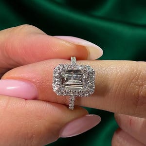 Smaragdschliff Diamant Halo Verlobungsring, Versteckter Halo Diamantring, Art Deco rechteckiger Verlobungsring, Pave Band Versprechensring für Sie
