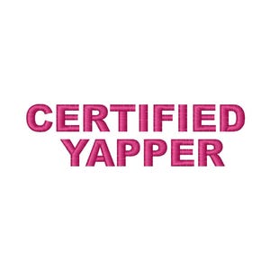 Peut inclure: L'expression "CERTIFIED YAPPER" est brodée en rose vif sur un fond blanc. Le texte est en gras, avec une police sans empattement, chaque lettre étant clairement définie. Le design est simple et accrocheur.