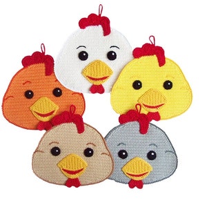 Puede incluir: Cinco agarraderas de olla de pollo de ganchillo en diferentes colores: naranja, blanco, amarillo, marrón y gris. Cada agarradera tiene una cresta y una papada rojas, ojos negros y un pico amarillo.