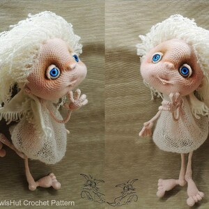 Puede incluir: Dos mu&ntilde;ecas de crochet con pelo de lana blanca y ojos azules. Las mu&ntilde;ecas llevan vestidos de crochet blanco y tienen piernas largas y delgadas.
