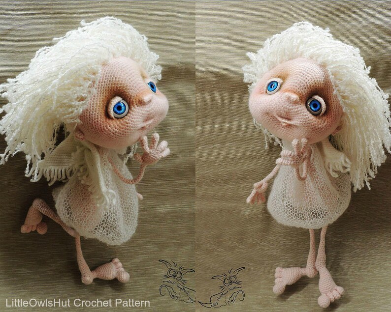 Puede incluir: Dos mu&ntilde;ecas de crochet con pelo de lana blanca y ojos azules. Las mu&ntilde;ecas llevan vestidos de crochet blanco y tienen piernas largas y delgadas.