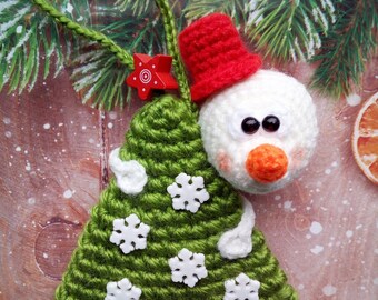 ハンドメイド 編みぐるみ クリスマスツリー 雪だるま 281 かぎ針編みパターン - クリスマスツリーの上の雪だるまの飾り