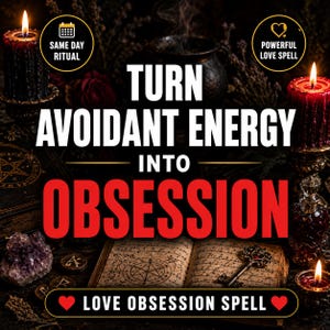 Op de afbeelding: Een donkere scène met een zwarte kaars, een rode kaars en een kleine kaars met brandende vlammen. Een open boek met een cirkelvormig diagram en een metalen sleutel ligt in het midden. Tekst: TURN AVOIDANT ENERGY INTO OBSESSION, SAME DAY RITUAL, POWERFUL LOVE SPELL, LOVE OBSESSION SPELL.