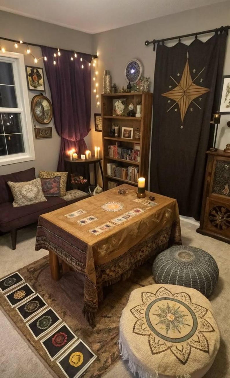 Puede incluir: Una habitaci&oacute;n con una mesa rectangular cubierta por un mantel dorado con patrones, rodeada por un sof&aacute; morado con cojines decorativos, una estanter&iacute;a de madera, una cortina oscura con una estrella grande, dos cojines de suelo y cuadros.