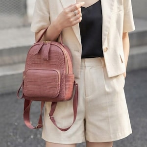 Mini mochila rosa con estampado de cocodrilo, elegante mochila pequeña para el día a día, moderna mochila de cuero para mujer, bolso casual para el día a día, lindo regalo para ella.