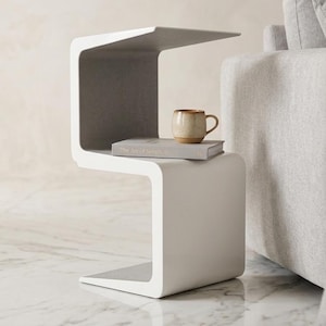 Schwarzer Designer-Couchtisch aus Metall | Modernes S-förmiges Design | Luxuriöses Wohnaccessoire 30 x 30 x 60 cm. Giacomo Martucci | MadeinIt