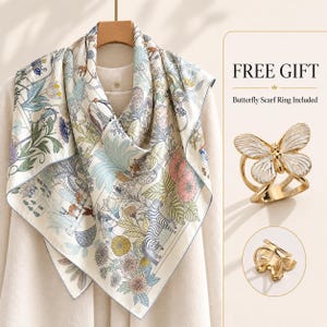 Op de afbeelding: Een vierkante zijden sjaal met een veelkleurige botanische en dierenprint op een lichte achtergrond, gecombineerd met een goudkleurige sjaalring in de vorm van een vlinder. De tekst FREE GIFT en Butterfly Scarf Ring Included is rechts zichtbaar.