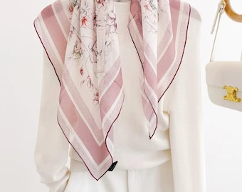 Bufanda de seda rosa con estampado floral, accesorio de cuello cuadrado de estilo francés vintage.