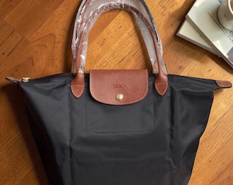 Longchamp grote zwarte nylon draagtas, opvouwbare schoudertas met leren bekleding, lichtgewicht draagtas voor dagelijks reizen