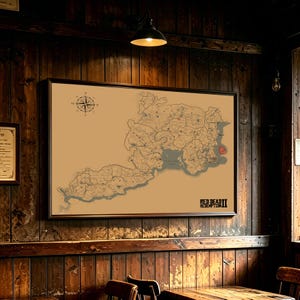 以下が含まれることがあります： ゲーム「レッド・デッド・リデンプション2」の世界地図が描かれた長方形の額入りウォールアート。地図には詳細な地形線、左上隅のコンパスローズ、そして「Red Dead Redemption 2」というテキストが含まれています。