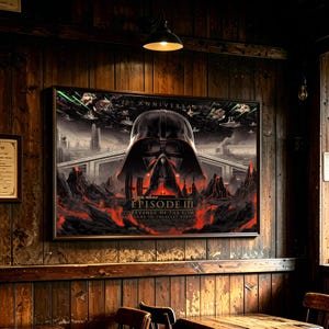 Könnte beinhalten: Ein rechteckiges Wandposter mit einer Grafik zum 20. Jubiläum von Star Wars Episode III Die Rache der Sith. Das Bild zeigt einen großen Darth Vader Helm, eine Landschaft mit fließender roter Lava und Raumschiffe vor einem dunklen Himmel.