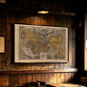 Peut inclure: Une impression d'art mural rectangulaire encadrée représentant une carte du monde de style ancien avec des masses terrestres dorées et des lignes noires. La carte inclut le texte latin NOVA ET INTEGRA VNIVERSI ORBIS DESCRIPTIO et des illustrations.